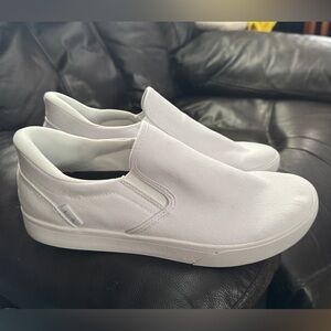 Kizik Venice 8.5 mens / 10 womens white slip-on sneakers